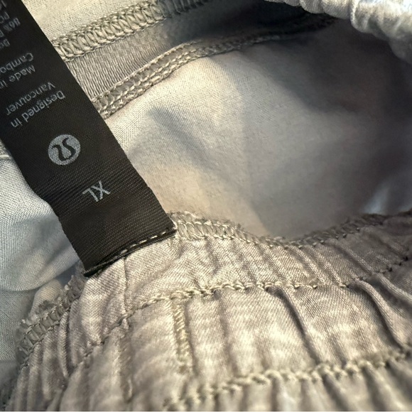 Men’s Lulu Lemon 7 Inch Pace Breaker Shorts - Picture 3 of 3